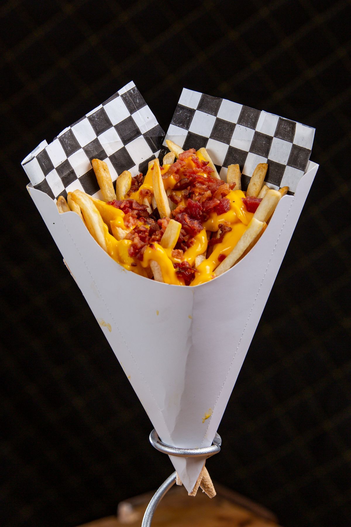 Batatas fritas em cone de papel